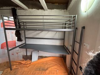 Litera Ikea con escritorio gris. Urge venta