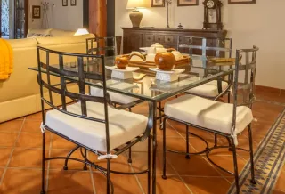 Mesa de forja y cristal