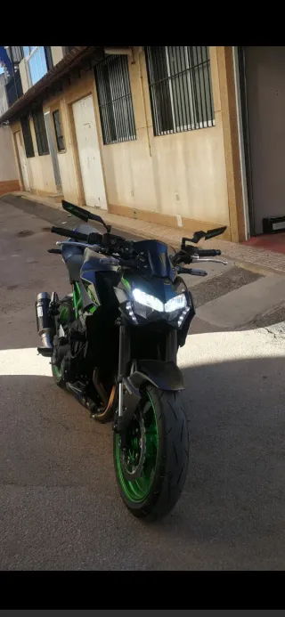 Kawasaki Z900 Negra y Verde