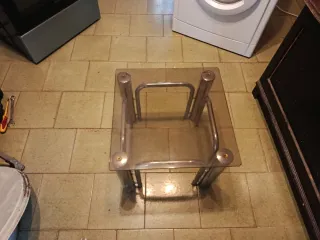 Tavolino in vetro e metallo