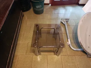 Tavolino in vetro e metallo