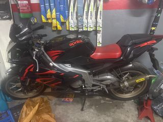 Aprilia RS Negra/Roja 125 dos tiempos
