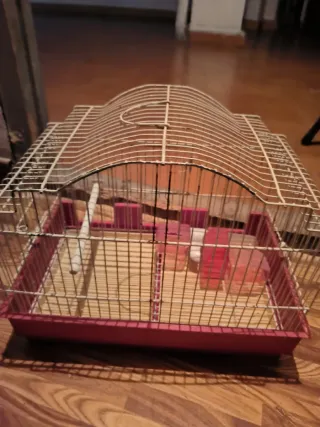 Jaula para pájaros rosa y blanca