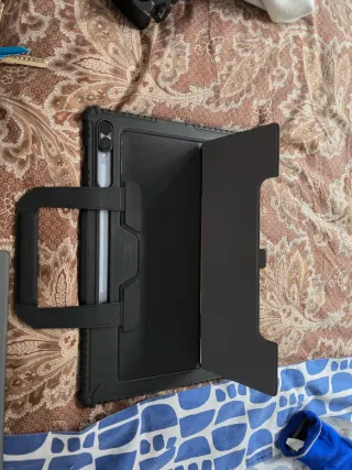 Tableta con funda y lápiz