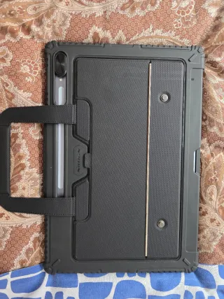 Tableta con funda y lápiz