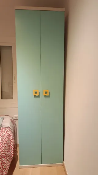 Armario juvenil puertas turquesa y tiradores amari