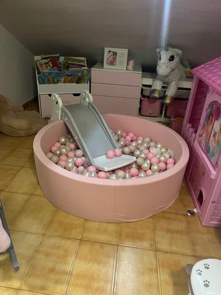 Piscina de bolas rosa con tobogán