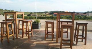 Barricas Mesas altas. Sillas y bancos. Taburetes