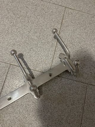 Appendiabiti da parete in metallo