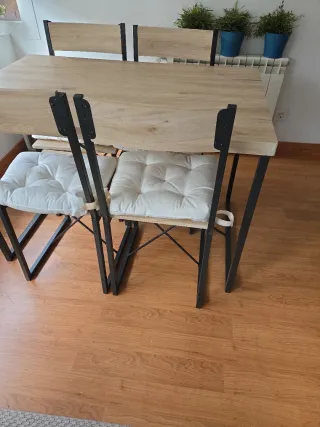Mesa y 4 sillas comedor