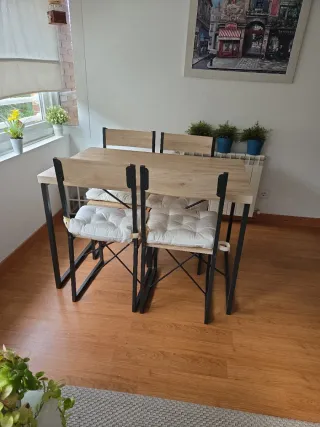 Mesa y 4 sillas comedor