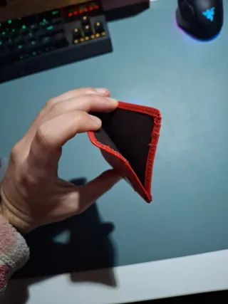 Tarjetero rojo con iniciales M.J.H.