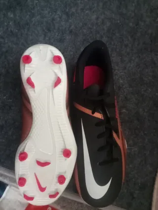 Botas de fútbol Nike niña negras y naranjas talla