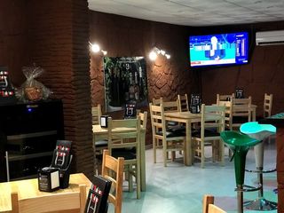 Taburetes madera. Sillas y mesas. Barricas bares