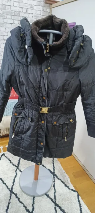 Parka negra con cinturón