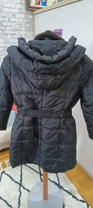 Parka negra con cinturón