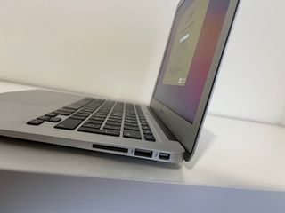 MacBook Air 13 2017 incluye cargador