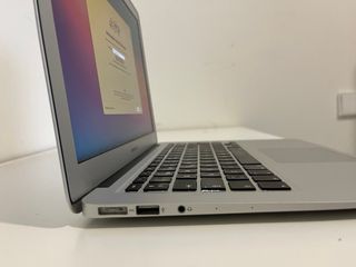 MacBook Air 13 2017 incluye cargador