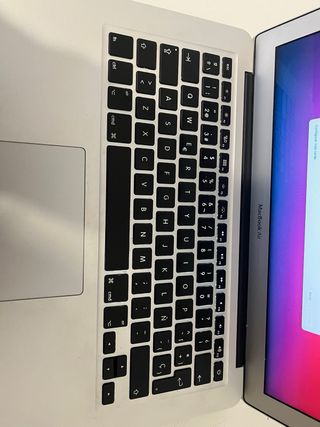 MacBook Air 13 2017 incluye cargador