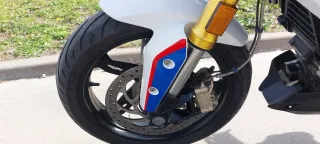 BMW G310R 2017 con escape GPR