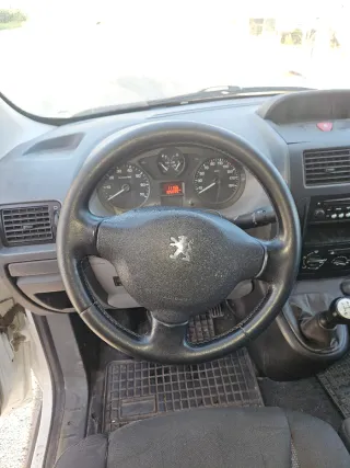 Peugeot Exoert  2012