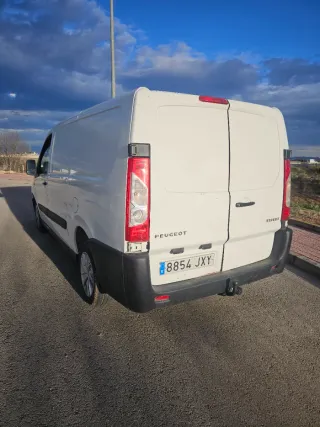 Peugeot Exoert  2012