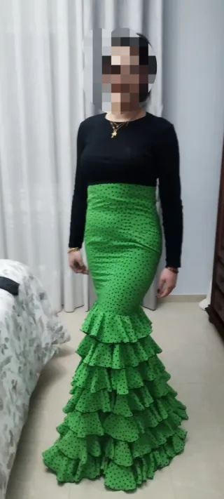 Falda flamenca verde con lunares negros