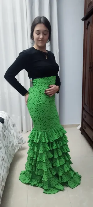 Falda flamenca verde con lunares negros