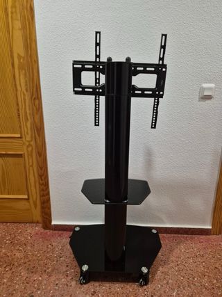 Soporte TV de 27 a 65´´ con ruedas. Muy poco uso.