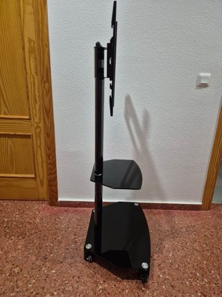 Soporte TV de 27 a 65´´ con ruedas. Muy poco uso.