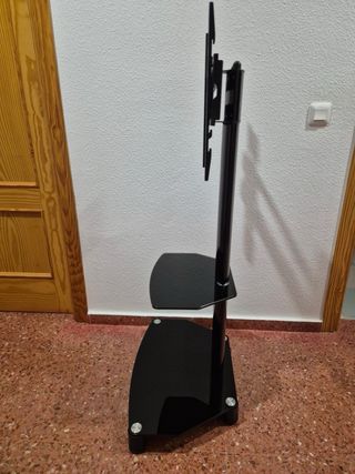 Soporte TV de 27 a 65´´ con ruedas. Muy poco uso.