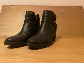 Sandalias, botas y botines Negras Mujer