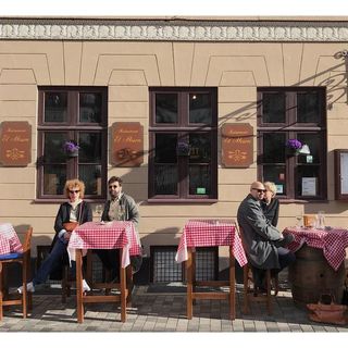 Mesas, sillas. Taburetes altos barra bar. Barriles