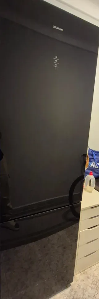 Nevera Cecotec Negra.