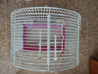 Jaula para pájaros gris y rosa