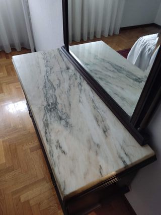 Tocador de madera con espejo y mármol