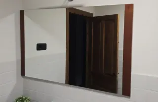 Espejo y mueble de baño de madera.