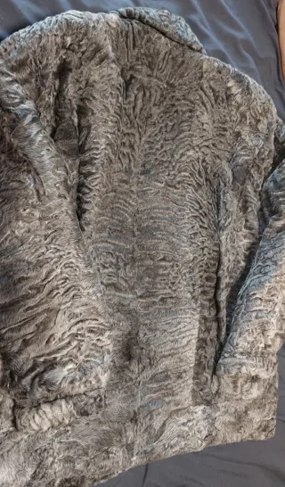 Chaquetón de pelo y piel gris.