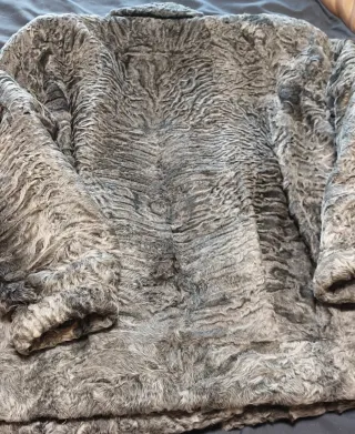 Chaquetón de pelo y piel gris.