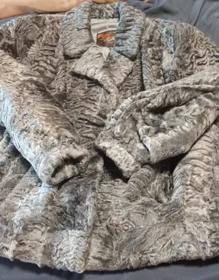 Chaquetón de pelo y piel gris.