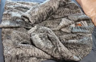 Chaquetón de pelo y piel gris.