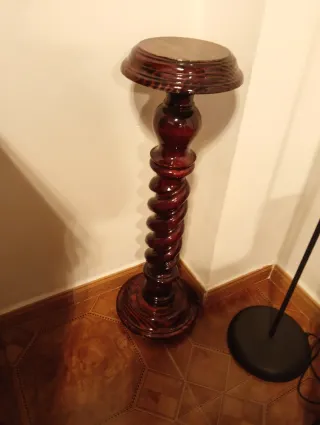 Pie de madera torneado para macetas