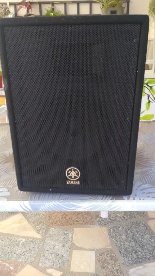 Altavoz Yamaha Negro