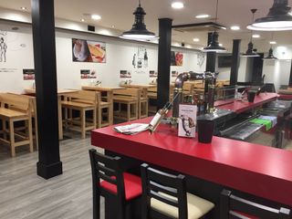 Mesas altas. Sillas y mesas, taburetes bares