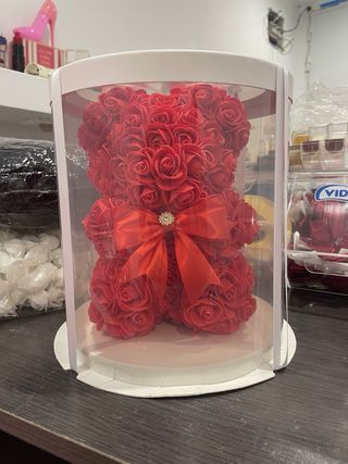 Oso de peluche rojo con rosas