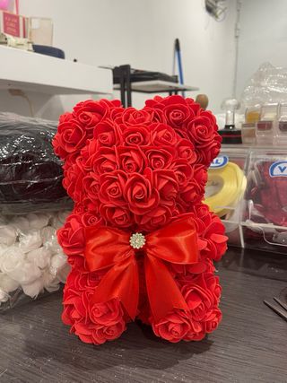 Oso de peluche rojo con rosas