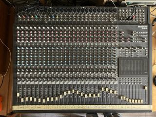 Mackie 24 Canales 8 Bus mesa analogica años 90