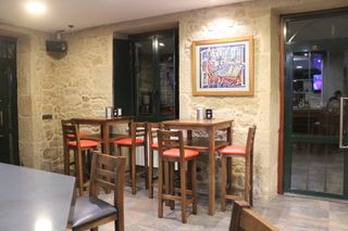 Mesas madera, sillas, barricas, taburetes. Bares