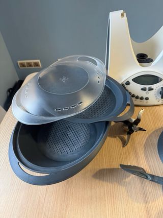 Thermomix T31 con accesorios y libros