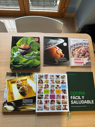 Thermomix T31 con accesorios y libros